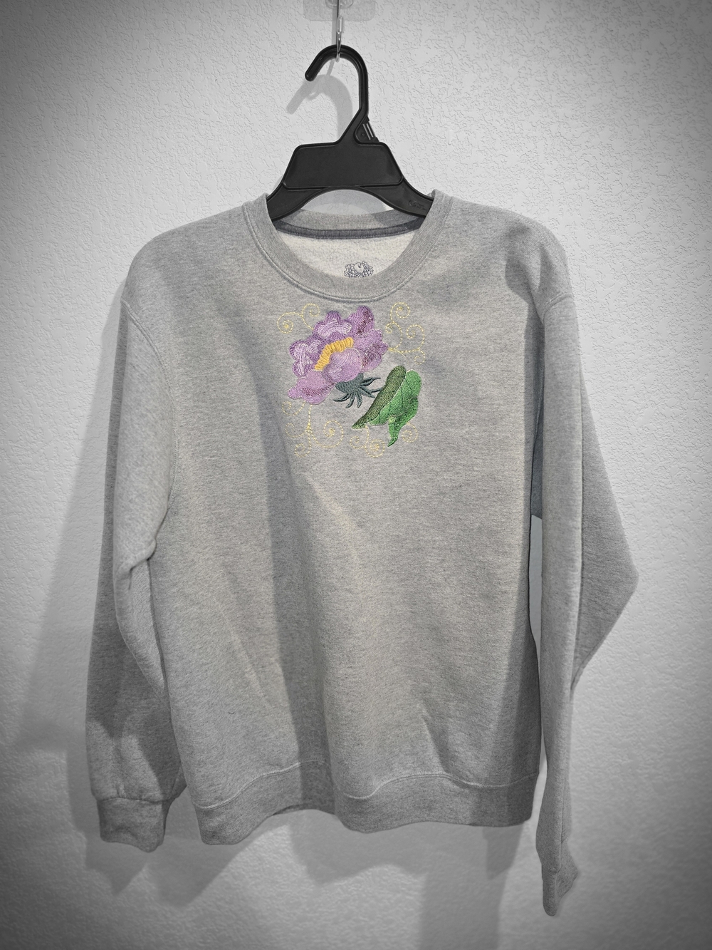 ​Fruit of the Loom Gray Embroidered Floral Crewneck Sweatshirt Size Medium